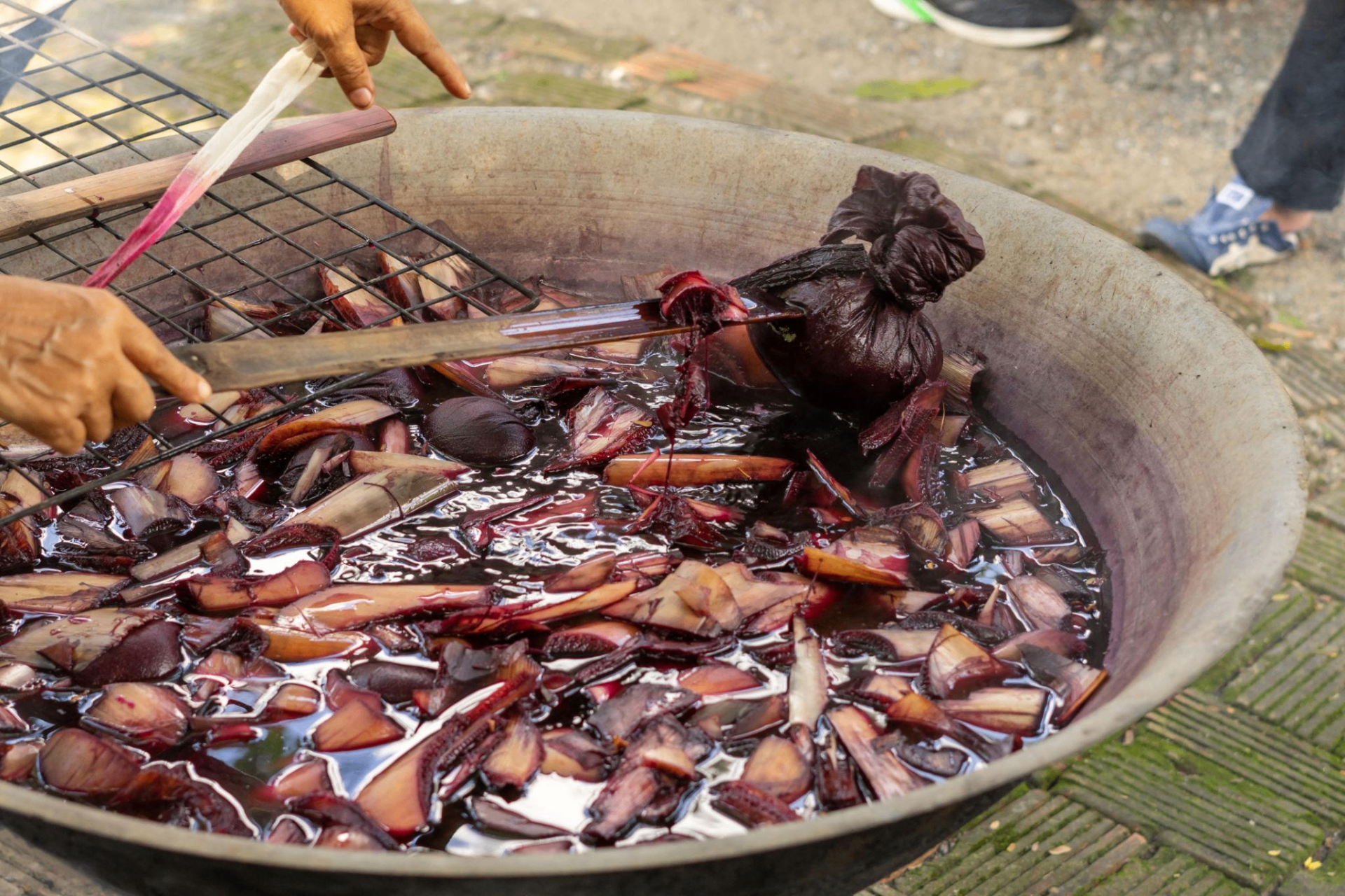 Natural lac dyes
